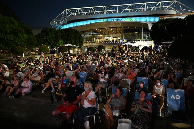 TENNIS AUSTRALIAN OPEN, Fans are seen on Day 6 of the Australian Open, at Melbourne Park, in Melbourne, Saturday, January 22, 2022. ( NO ARCHIVING, EDITORIAL USE ONLY, NO USE IN BOOKS WITHOUT CONSENT MELBOURNE VIC AUSTRALIA  Copyright: xDEANxLEWINSx 20220122001615839501