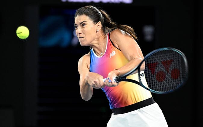 TENNIS AUSTRALIAN OPEN, Sorana Cirstea of Romania in action during her third round match against Anastasia Pavlyuchenkova of Russia on Day 6 of the Australian Open, at Melbourne Park, in Melbourne, Saturday, January 22, 2022. ( NO ARCHIVING, EDITORIAL USE ONLY, NO USE IN BOOKS WITHOUT CONSENT MELBOURNE VIC AUSTRALIA  Copyright: xDAVExHUNTx 20220122001615846538
