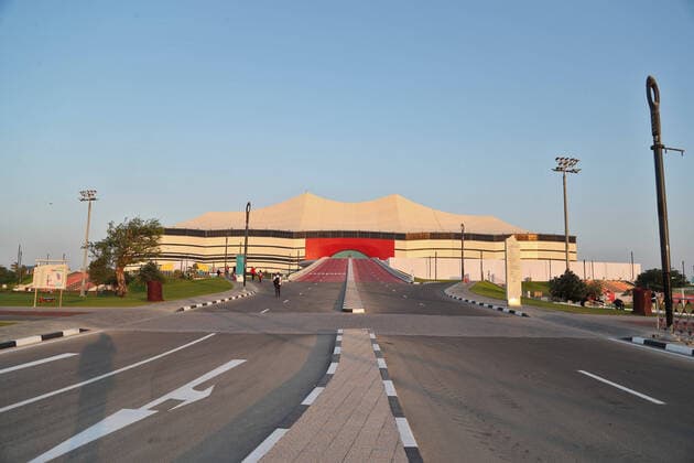 30.11.2021, Vorschau zur Fussball Weltmeisterschaft 2022 in Katar, VAE. Al Bayt Stadium in Al Khor - FIFA World Cup, WM, Weltmeisterschaft, Fussball Stadium (Katar), Es bietet Platz für 60.000 Zuschauer. Das Aussen-Design wie auch der Name geht auf die Bayt al Sha ar, den traditionellen Zelten der Nomaden Katars, zurück. *** 30 11 2021, Preview of the 2022 FIFA World Cup in Qatar, UAE Al Bayt Stadium in Al Khor FIFA World Cup Stadium Qatar , It can accommodate 60 000 spectators The exterior design as well as the name goes back to the Bayt al Sha ar, the traditional tents of the nomads of Qatar