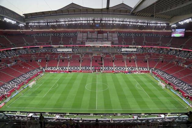 18.12.2021, Vorschau zur Fussball Weltmeisterschaft 2022 in Katar, VAE. Al Bayt Stadium in Al Khor - FIFA World Cup, WM, Weltmeisterschaft, Fussball Stadium (Katar), Es bietet Platz für 60.000 Zuschauer. Das Aussen-Design wie auch der Name geht auf die Bayt al Sha ar, den traditionellen Zelten der Nomaden Katars, zurück.