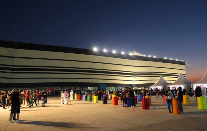30.11.2021, Vorschau zur Fussball Weltmeisterschaft 2022 in Katar, VAE. Al Bayt Stadium in Al Khor - FIFA World Cup, WM, Weltmeisterschaft, Fussball Stadium (Katar), Es bietet Platz für 60.000 Zuschauer. Das Aussen-Design wie auch der Name geht auf die Bayt al Sha ar, den traditionellen Zelten der Nomaden Katars, zurück.