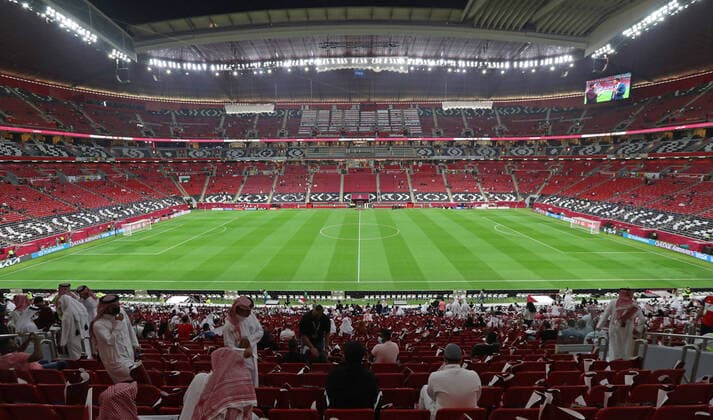 18.12.2021, Vorschau zur Fussball Weltmeisterschaft 2022 in Katar, VAE. Al Bayt Stadium in Al Khor - FIFA World Cup, WM, Weltmeisterschaft, Fussball Stadium (Katar), Es bietet Platz für 60.000 Zuschauer. Das Aussen-Design wie auch der Name geht auf die Bayt al Sha ar, den traditionellen Zelten der Nomaden Katars, zurück. *** 18 12 2021, Preview of the 2022 FIFA World Cup in Qatar, UAE Al Bayt Stadium in Al Khor FIFA World Cup Stadium Qatar , It can accommodate 60 000 spectators The exterior design as well as the name goes back to the Bayt al Sha ar, the traditional tents of the nomads of Qatar