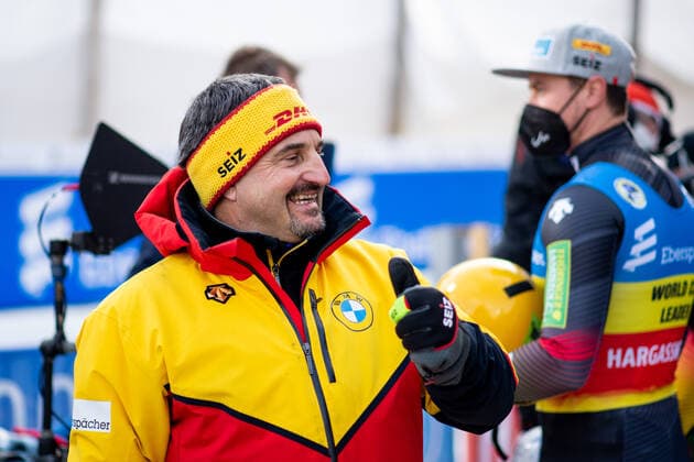 Georg Hackl Schorsch (Deutschland, Trainer) hebt den Daumen, CH, FIL Luge 9. Eberspaecher Weltcup und Europameisterschaft, St. Moritz Rennrodeln Einsitzer Maenner, 22.01.2022, Saison 2021 2022 CH, FIL Luge 9. Eberspaecher Weltcup und Europameisterschaft, St. Moritz Rennrodeln Einsitzer Maenner, 22.01.2022, Saison 2021 2022 *** Georg Hackl Schorsch Germany, coach raises thumb, CH, FIL Luge 9 Eberspaecher World Cup and European Championship, St Moritz Luge Single Seater Men, 22 01 2022, Season 2021 2022 CH, FIL Luge 9 Eberspaecher World Cup and European Championship, St Moritz Luge Single Seater Men, 22 01 2022, Season 2021 2022 Copyright: xEibner Memmlerx EP_MMR