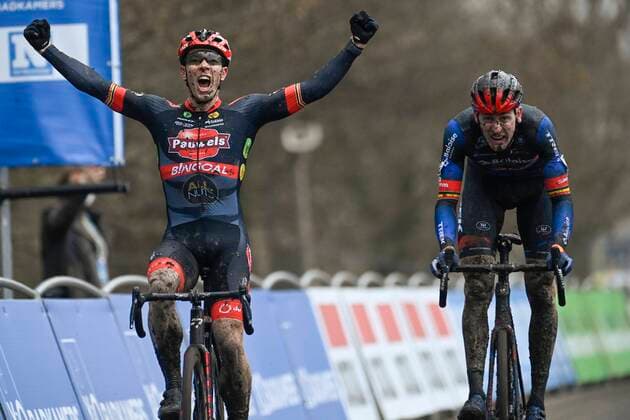 Bilder des Jahres 2022, Sport 01 Januar Sport Themen der Woche KW03 HAMME, BELGIUM - JANUARY 22 : SWEECK Laurens (BEL) of PAUWELS Sauzen - BINGOAL winning in a sprint from AERTS Toon (BEL) of BALOISE TREK LIONS during the Rectatvit Flandriencross race, the 6th leg of the men elite X2O badkamers trophy cyclocross race at the Meulenbroek track on January 22, 2022 in Hamme, Belgium, 22 01 2022 ( X2O Badkamers Trophy Cyclocross Flandriencross 2022 PhotoNews Panoramic 
