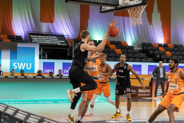 Jonas RICHTER Niners Chemnitz, 7 Darion ATKINS Niners Chemnitz, 44 Philipp HERKENHOFF Ratiopharm Ulm, 14 Cristiano FELICIO Ratiopharm Ulm, 1 Ratiopharm Ulm vs Niners Chemnitz, Basketball, Basketball Bundesliga, 18 Spieltag, 2021 2022, 22 01 2021, Ratiopharm Ulm vs Niners Chemnitz, Basketball, Basketball Bundesliga, 18 Spieltag, 2021 2022, 22 01 2021 New Ulm. Copyright: xEibner-Pressefotox EP_FMR