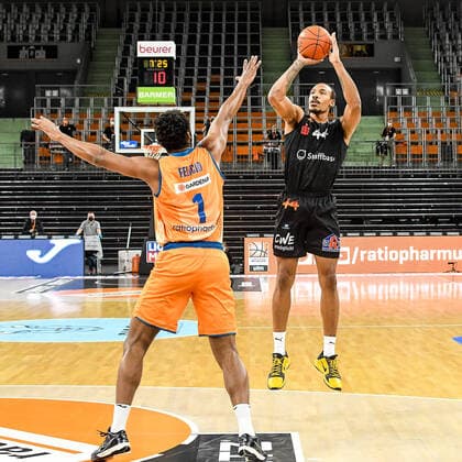 GER, BBL, ratiopharm Ulm vs Niners Chemnitz 22 01 2022, ratiopharm arena, Neu Ulm, GER, BBL, ratiopharm Ulm vs Niners Chemnitz, pictured Cristiano Felicio Ulm, 1 , Darion Atkins Chemnitz, 44 nordphotoxGmbHx xHafner nph00200