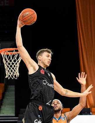 GER, BBL, ratiopharm Ulm vs Niners Chemnitz 22 01 2022, ratiopharm arena, New Ulm, GER, BBL, ratiopharm Ulm vs Niners Chemnitz, pictured Jan Niklas Wimberg Chemnitz, 8 secures the ball against Jaron Blossomgame Ulm, 4 nordphotoxGmbHx xHafner nph00200
