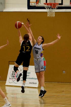 22 01 2022, 2 Toyota Womens Basketball Bundesliga North, DBBL, season 2021 2022, women, Chemcats Chemnitz USV VIMODROM Baskets Jena Sarah Bennett, USV VIMODROM Baskets Jena, Lilli Frölich, ChemCats Chemnitz Chemnitz Sporthalle am Schlossteich Saxony Germany