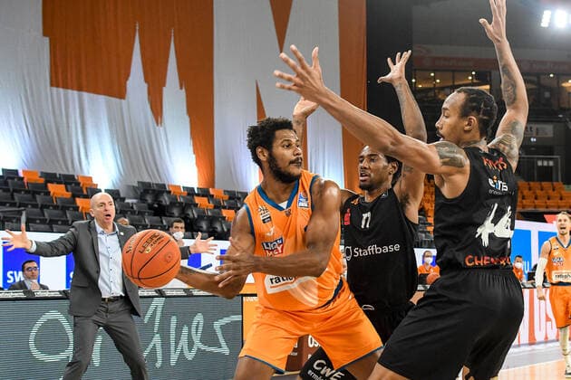 GER, BBL, ratiopharm Ulm vs Niners Chemnitz 22 01 2022, ratiopharm arena, Neu Ulm, GER, BBL, ratiopharm Ulm vs Niners Chemnitz, in the picture Isiaha Mike Chemnitz, 11 and Darion Atkins Chemnitz, 44 try to prevent Cristiano Felicio Ulm, 1 from passing the ball, in the background Rodrigo Pastore Chemnitz nordphotoxGmbHx xHafner nph00200