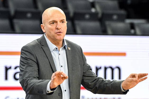 GER, BBL, ratiopharm Ulm vs Niners Chemnitz 22 01 2022, ratiopharm arena, Neu Ulm, GER, BBL, ratiopharm Ulm vs Niners Chemnitz, in picture Rodrigo Pastore Chemnitz gives loud and gesturing instructions to his players nordphotoxGmbHx xHafner nph00200