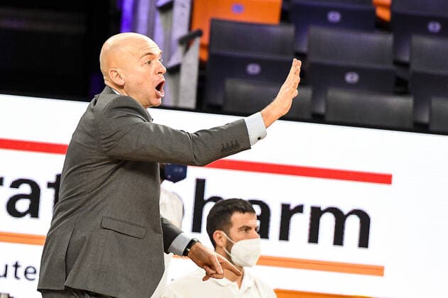 GER, BBL, ratiopharm Ulm vs Niners Chemnitz 22 01 2022, ratiopharm arena, Neu Ulm, GER, BBL, ratiopharm Ulm vs Niners Chemnitz, in picture Rodrigo Pastore Chemnitz gives loud and gesturing instructions to his players nordphotoxGmbHx xHafner nph00200