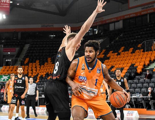 GER, BBL, ratiopharm Ulm vs Niners Chemnitz 22 01 2022, ratiopharm arena, Neu Ulm, GER, BBL, ratiopharm Ulm vs Niners Chemnitz, in the picture Cristiano Felicio Ulm, 1 prevails against Jan Niklas Wimberg Chemnitz, 8 nordphotoxGmbHx xHafner nph00200