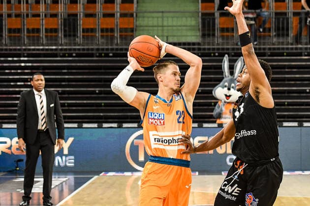 GER, BBL, ratiopharm Ulm vs Niners Chemnitz 22 01 2022, ratiopharm arena, Neu Ulm, GER, BBL, ratiopharm Ulm vs Niners Chemnitz, in picture Eric Washington Chemnitz, 33 tries to stop Thomas Klepeisz Ulm, 22, in background Tyron McCoy Ulm nordphotoxGmbHx xHafner nph00200
