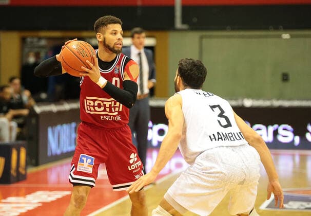 22 01 2022, xovx, Basketball 1 Bundesliga, easy Credit BBL, JobStairs Gießen 46ers Hamburg Towers v l Kendale McCullum Gießen 46ers , Max DiLeo Hamburg Towers Gießen Sporthalle Ost Hessen Germany DE
