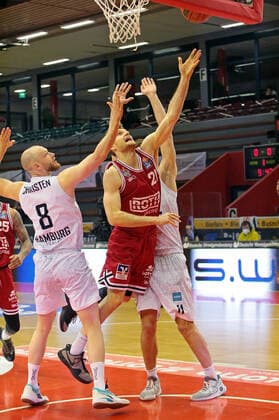 22 01 2022, xovx, Basketball 1 Bundesliga, easy Credit BBL, JobStairs Gießen 46ers Hamburg Towers v l Robin Christen Hamburg Towers , Florian Koch Gießen 46ers , Maik Kotsar Hamburg Towers Gießen Sporthalle Ost Hessen Germany DE