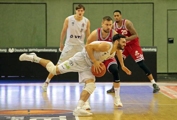 22 01 2022, xovx, Basketball 1 Bundesliga, easy Credit BBL, JobStairs Giessen 46ers Hamburg Towers v l Max DiLeo Hamburg Towers , Martins Laksa Giessen 46ers Giessen Sporthalle Ost Hessen Germany DE