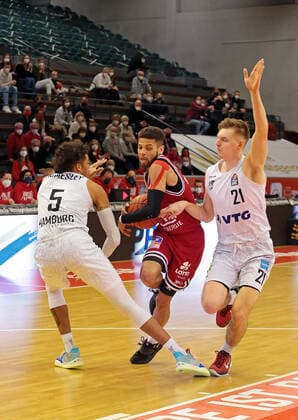 22 01 2022, xovx, Basketball 1 Bundesliga, easy Credit BBL, JobStairs Giessen 46ers Hamburg Towers v l Caleb Homesley Hamburg Towers , Kendale McCullum Giessen 46ers , Justus Hollatz Hamburg Towers Giessen Sporthalle Ost Hessen Germany DE