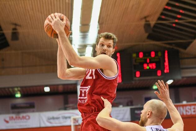Florian Koch, Robin Christen 18 matchday, Basketball Bundesliga, Basketball season 2021 2022, Germany, easyCredit BBL, Germany, Giessen 46ers, giessen red, men, Jobstairs GIESSEN 46ers Hamburg Towers, men,Hamburg Towers in white