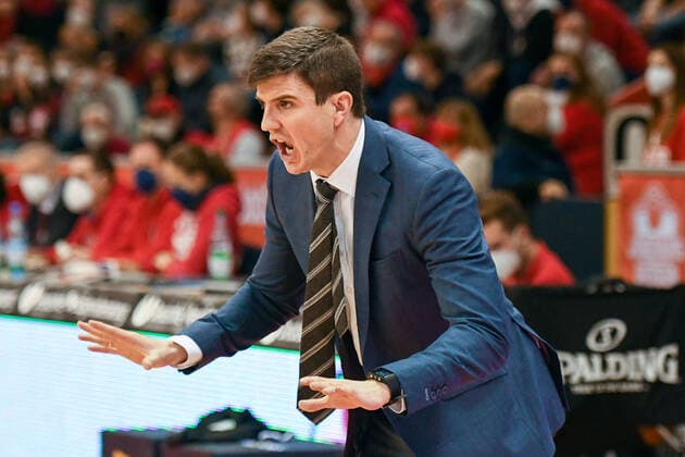 Pedro Calles, Coach Hamburg 18 Spieltag, Basketball Bundesliga, Basketball season 2021 2022, Germany, easyCredit BBL, Germany, Giessen 46ers, giessen red, men, Jobstairs GIESSEN 46ers Hamburg Towers, men,Hamburg Towers in white