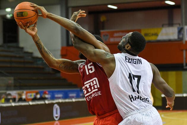 J D Miller, Eddy Edigin, 18 matchday, Basketball Bundesliga, Basketball season 2021 2022, Germany, easyCredit BBL, Germany, Giessen 46ers, giessen red, men, Jobstairs GIESSEN 46ers Hamburg Towers, men,Hamburg Towers in white
