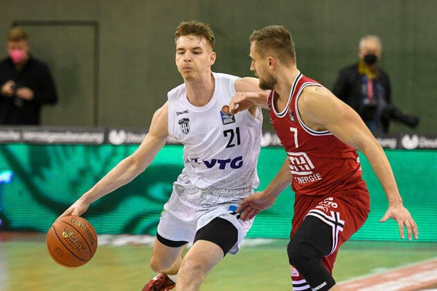 Justus Hollatz, Martins Laksa 18 matchday, Basketball Bundesliga, Basketball season 2021 2022, Germany, easyCredit BBL, Germany, Giessen 46ers, giessen red, men, Jobstairs GIESSEN 46ers Hamburg Towers, men,Hamburg Towers in white