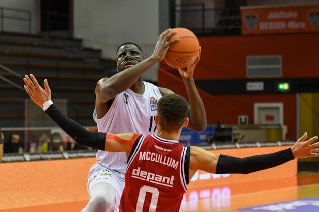 Eddy Edigin, Kendale McCullum 18 matchday, Basketball Bundesliga, Basketball season 2021 2022, Germany, easyCredit BBL, Germany, Giessen 46ers, giessen red, men, Jobstairs GIESSEN 46ers Hamburg Towers, men,Hamburg Towers in white