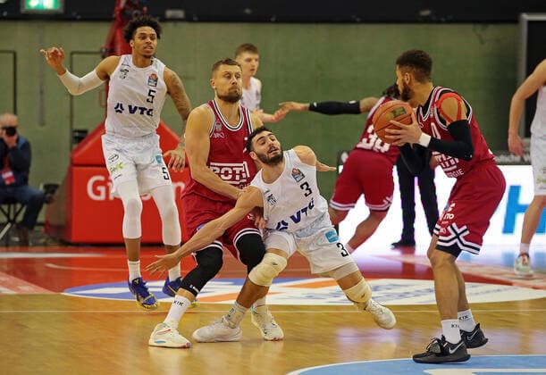 22 01 2022, xovx, Basketball 1 Bundesliga, easy Credit BBL, JobStairs Giessen 46ers Hamburg Towers v l Caleb Homesley Hamburg Towers , Martins Laksa Giessen 46ers , Max DiLeo Hamburg Towers , Kendale McCullum Giessen 46ers Giessen Sporthalle Ost Hessen Germany EN