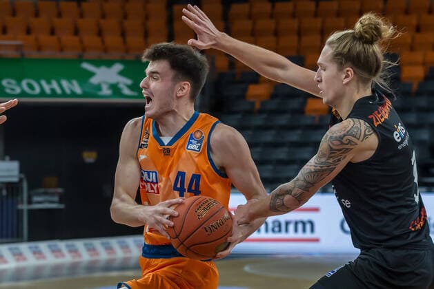 22 01 22, Neu Ulm, Germany, ratiopharm Arena, ratiopharm ulm vs Niners Chemnitz Basketball Bundesliga, Fedor Zugic ratiopharm ulm and Malte Ziegenhagen Niners Chemnitz in duel Photo H Langer Neu Ulm ratiopharm Arena Bayern Germany  langer20220122_1133 Langer-541