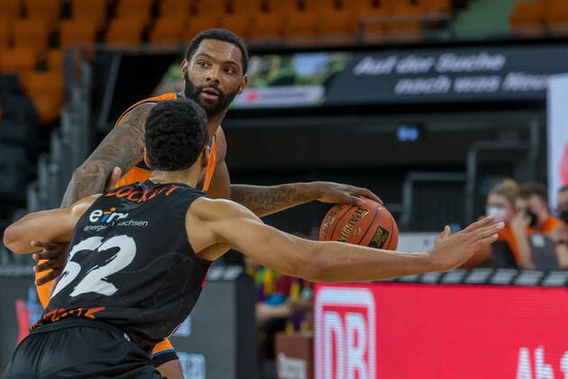 22 01 22, Neu Ulm, Germany, ratiopharm Arena, ratiopharm ulm vs Niners Chemnitz Basketball Bundesliga, Trent Lockett Niners Chemnitz and Sindarius Thornwell ratiopharm ulm in duel Photo H Langer Neu Ulm ratiopharm Arena Bayern Germany  langer20220122_1145 Langer-541