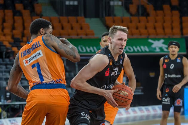 22 01 22, Neu Ulm, Germany, ratiopharm Arena, ratiopharm ulm vs Niners Chemnitz Basketball Bundesliga, Christiano Felicio ratiopharm ulm and Mindaugas Susinskas Niners Chemnitz in a duel Photo H Langer Neu Ulm ratiopharm Arena Bayern Germany  langer20220122_1151 Langer-541