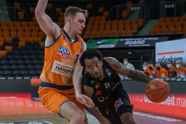 22 01 22, Neu Ulm, Germany, ratiopharm Arena, ratiopharm ulm vs Niners Chemnitz Basketball Bundesliga, Philipp Herkenhoff ratiopharm ulm and Isiaha Mike Niners Chemnitz in a duel Photo H Langer Neu Ulm ratiopharm Arena Bayern Germany  langer20220122_1157 Langer-541