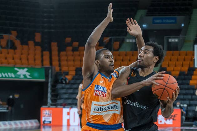 22 01 22, Neu Ulm, Germany, ratiopharm Arena, ratiopharm ulm vs Niners Chemnitz Basketball Bundesliga, Semaj Christon ratiopharm ulm and Isiaha Mike Niners Chemnitz in a duel Photo H Langer Neu Ulm ratiopharm Arena Bayern Germany  langer20220122_1160 Langer-541