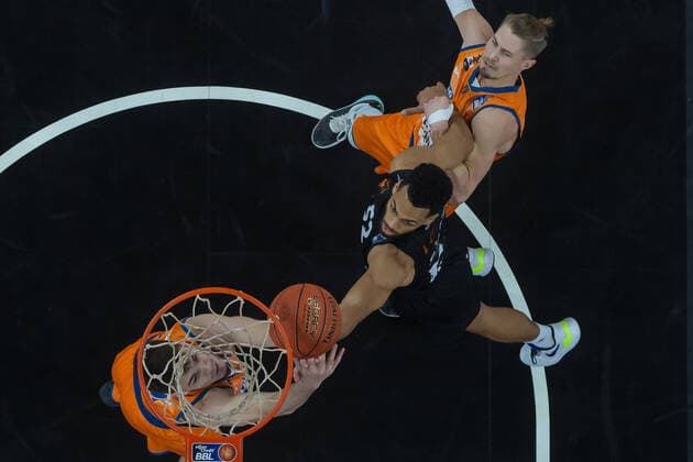 22 01 22, Neu Ulm, Germany, ratiopharm Arena, ratiopharm ulm vs Niners Chemnitz Basketball Bundesliga, Fedor Zugic ratiopharm ulm , Trent Lockett Niners Chemnitz and Thomas Klepeisz ratiopharm ulm in duel Photo H Langer Neu Ulm ratiopharm Arena Bayern Germany  langer20220122_1161 Langer-541