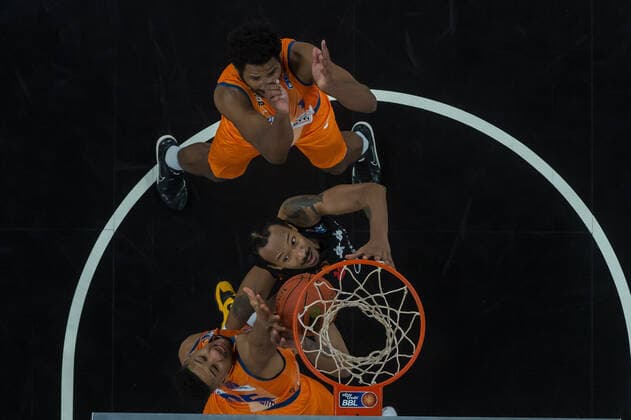 22 01 22, Neu Ulm, Germany, ratiopharm Arena, ratiopharm ulm vs Niners Chemnitz Basketball Bundesliga, Karim Jallow ratiopharm ulm , Isiaha Mike Niners Chemnitz and Christiano Felicio ratiopharm ulm in duel Photo H Langer Neu Ulm ratiopharm Arena Bayern Germany  langer20220122_1168 Langer-541