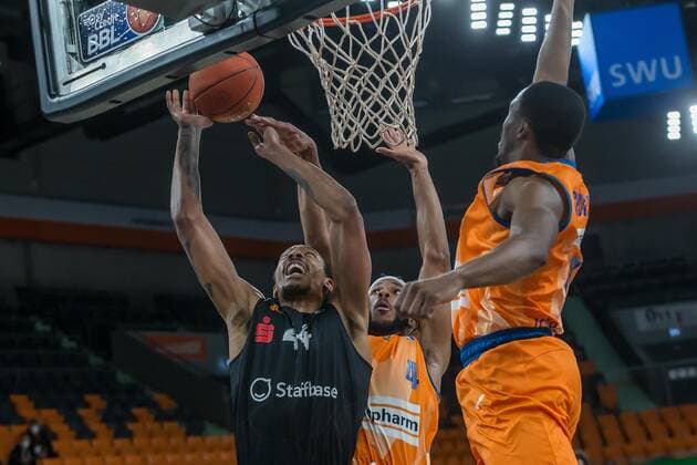 22 01 22, Neu Ulm, Germany, ratiopharm Arena, ratiopharm ulm vs Niners Chemnitz Basketball Bundesliga, Darion Atkins Niners Chemnitz , Jaron Blossomgame ratiopharm ulm and Semaj Christon ratiopharm ulm in duel Photo H Langer Neu Ulm ratiopharm Arena Bayern Germany  langer20220122_1169 Langer-541