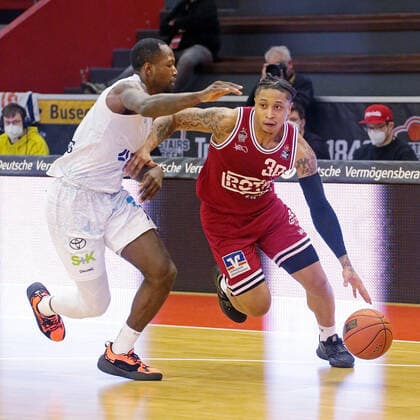 22 01 2022, xovx, Basketball 1 Bundesliga, easy Credit BBL, JobStairs Giessen 46ers Hamburg Towers v l Zach Brown Hamburg Towers , Timeric Williams Jr Giessen 46ers Giessen Sporthalle Ost Hessen Germany EN