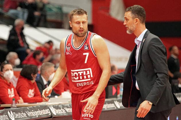 22 01 2022, xovx, Basketball 1 Bundesliga, easy Credit BBL, JobStairs Giessen 46ers Hamburg Towers v l Martins Laksa Giessen 46ers , Coach Pete Strobl Giessen 46ers Giessen Sporthalle Ost Hessen Germany DE