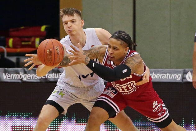 22 01 2022, xovx, Basketball 1 Bundesliga, easy Credit BBL, JobStairs Giessen 46ers Hamburg Towers v l Justus Hollatz Hamburg Towers , Timeric Williams Jr Giessen 46ers Giessen Sporthalle Ost Hessen Germany EN