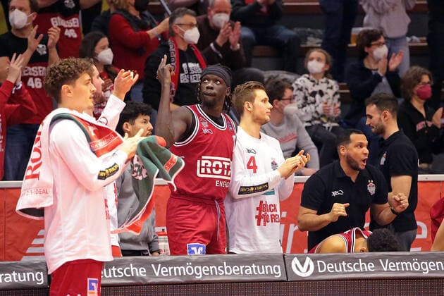 22 01 2022, xovx, Basketball 1 Bundesliga, easy Credit BBL, JobStairs Giessen 46ers Hamburg Towers cheering on the bench of the Giessen 46ers Giessen Sporthalle Ost Hessen Germany EN