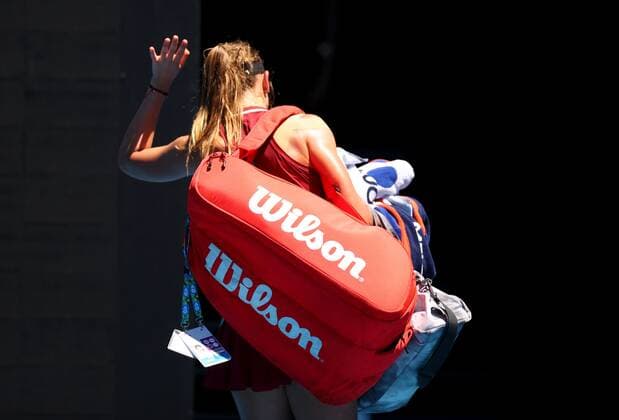 Mandatory Credit: Photo by Ella Ling Shutterstock (12765096t) Paula Badosa waves farewell after defeat Australian Open, Day Seven, Tennis, Melbourne Park, Melbourne, Australia - 23 Jan 2022 Australian Open, Day Seven, Tennis, Melbourne Park, Melbourne, Australia - 23 Jan 2022 Copyright: xEllaxLing Shutterstockx 12765096t