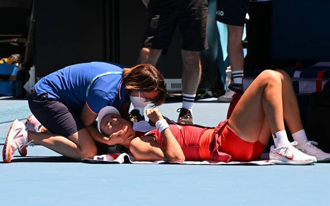 Mandatory Credit: Photo by James Gourley Shutterstock (12765097ba) Victoria Azarenka gets treatment on her neck Australian Open, Day Seven, Tennis, Melbourne Park, Melbourne, Australia - 23 Jan 2022 Australian Open, Day Seven, Tennis, Melbourne Park, Melbourne, Australia - 23 Jan 2022 Copyright: xJamesxGourley Shutterstockx 12765097ba