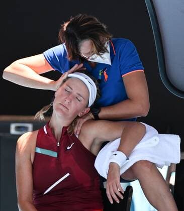 Mandatory Credit: Photo by James Gourley Shutterstock (12765097bd) Victoria Azarenka gets treatment on her neck Australian Open, Day Seven, Tennis, Melbourne Park, Melbourne, Australia - 23 Jan 2022 Australian Open, Day Seven, Tennis, Melbourne Park, Melbourne, Australia - 23 Jan 2022 Copyright: xJamesxGourley Shutterstockx 12765097bd