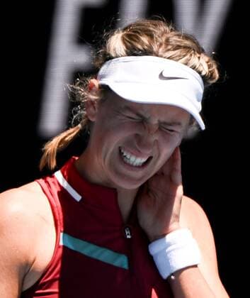 Mandatory Credit: Photo by James Gourley Shutterstock (12765097bi) Victoria Azarenka struggles with a neck problem Australian Open, Day Seven, Tennis, Melbourne Park, Melbourne, Australia - 23 Jan 2022 Australian Open, Day Seven, Tennis, Melbourne Park, Melbourne, Australia - 23 Jan 2022 Copyright: xJamesxGourley Shutterstockx 12765097bi