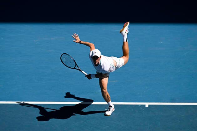 TENNIS AUSTRALIAN OPEN, Denis Shapovalov of Canada plays a shot during his 4th round match against Alexander Zverev of Germany on Day 7 of the Australian Open at Melbourne Park in Melbourne, Sunday, January 23, 2022. ( NO ARCHIVING, EDITORIAL USE ONLY, NO USE IN BOOKS WITHOUT CONSENT MELBOURNE VIC AUSTRALIA  Copyright: xDEANxLEWINSx 20220123001616128620