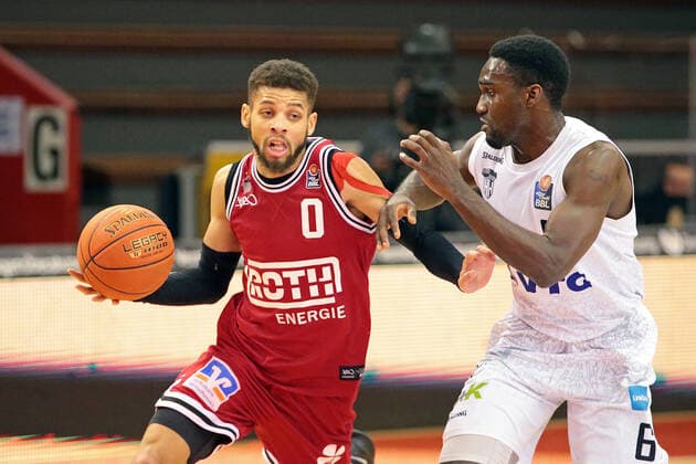 22 01 2022, xovx, Basketball 1 Bundesliga, easy Credit BBL, JobStairs Giessen 46ers Hamburg Towers v l Kendale McCullum Giessen 46ers , Osaro Jürgen Rich Hamburg Towers Giessen Sporthalle Ost Hessen Germany DE