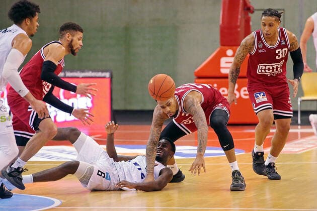 22 01 2022, xovx, Basketball 1 Bundesliga, easy Credit BBL, JobStairs Giessen 46ers Hamburg Towers v l Caleb Homesley Hamburg Towers , Kendale McCullum Giessen 46ers , Osaro Jürgen Rich Hamburg Towers , Phillip Fayne II Giessen 46ers , Timeric Williams Jr Giessen 46ers Giessen Sporthalle Ost Hessen Germany EN