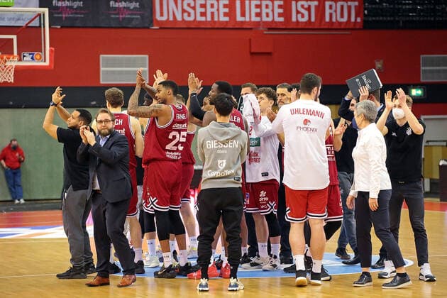 22 01 2022, xovx, Basketball 1 Bundesliga, easy Credit BBL, JobStairs Giessen 46ers Hamburg Towers players and support staff of the Giessen 46ers celebrate the 100 73 victory against the Hamburg Towers Giessen Sporthalle Ost Hessen Germany EN