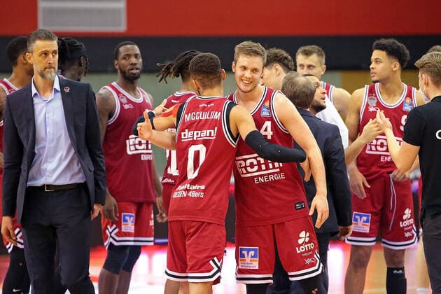22 01 2022, xovx, Basketball 1 Bundesliga, easy Credit BBL, JobStairs Giessen 46ers Hamburg Towers players and support staff of the Giessen 46ers celebrate the 100 73 victory against Hamburg Towers center Kendale McCullum Giessen 46ers , Bjarne Kraushaar Giessen 46ers Giessen Sporthalle Ost Hessen Germany EN