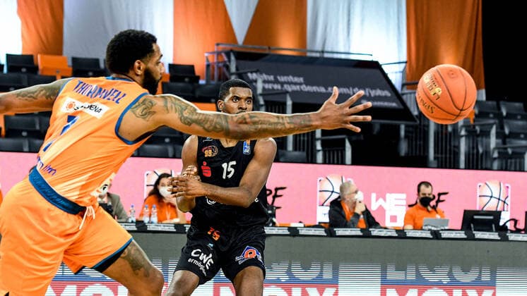 GER, BBL, ratiopharm Ulm vs Niners Chemnitz 22 01 2022, ratiopharm arena, Neu Ulm, GER, BBL, ratiopharm Ulm vs Niners Chemnitz, in picture Sindarius Thornwell Ulm, 7 tries to reach a pass from Frantz Massenat Chemnitz, 15 nordphotoxGmbHx xHafner nph00200