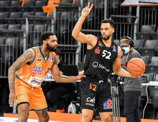 GER, BBL, ratiopharm Ulm vs Niners Chemnitz 22 01 2022, ratiopharm arena, Neu Ulm, GER, BBL, ratiopharm Ulm vs Niners Chemnitz, pictured Sindarius Thornwell Ulm, 7 , Trent Lockett Chemnitz, 52 nordphotoxGmbHx xHafner nph00200